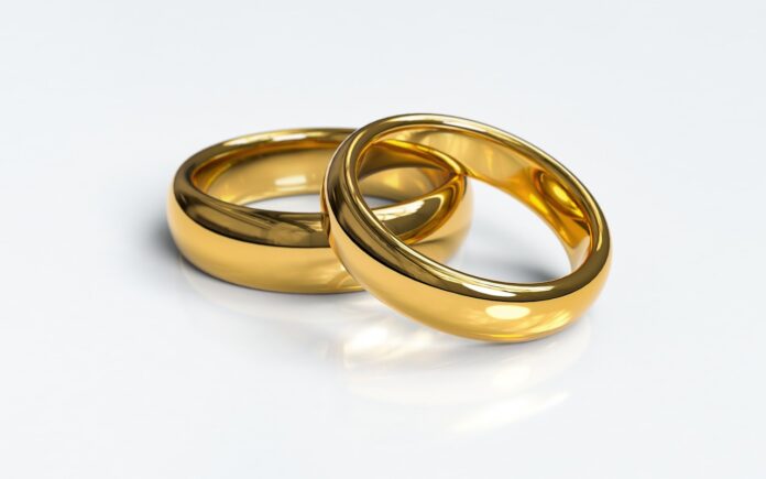 Fedi nuziali e anelli di fidanzamento anche quando si indossa l'Uniforme di Servizio e di Combattimento.